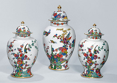 Bild: Drei Vasen mit "indianischen" Blumen und Tieren