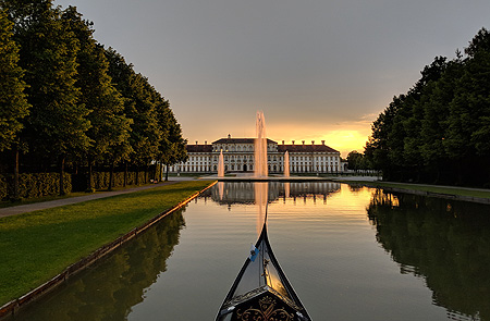 Bild: Neues Schloss Schleißheim mit 
    Gondel auf dem Mittelkanal