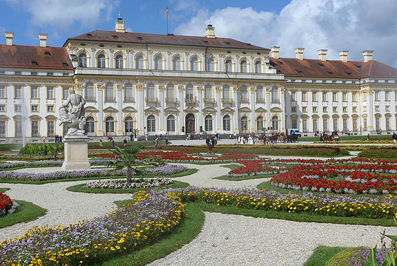 Blumenparterre vor dem Neuen Schloss