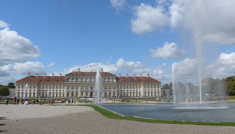 Bild: Neues Schloss Schlei&szlig;heim, Gartenfassade mit Wasserspielen