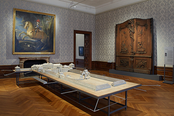 Raumansicht mit Schlossmodell und Portal